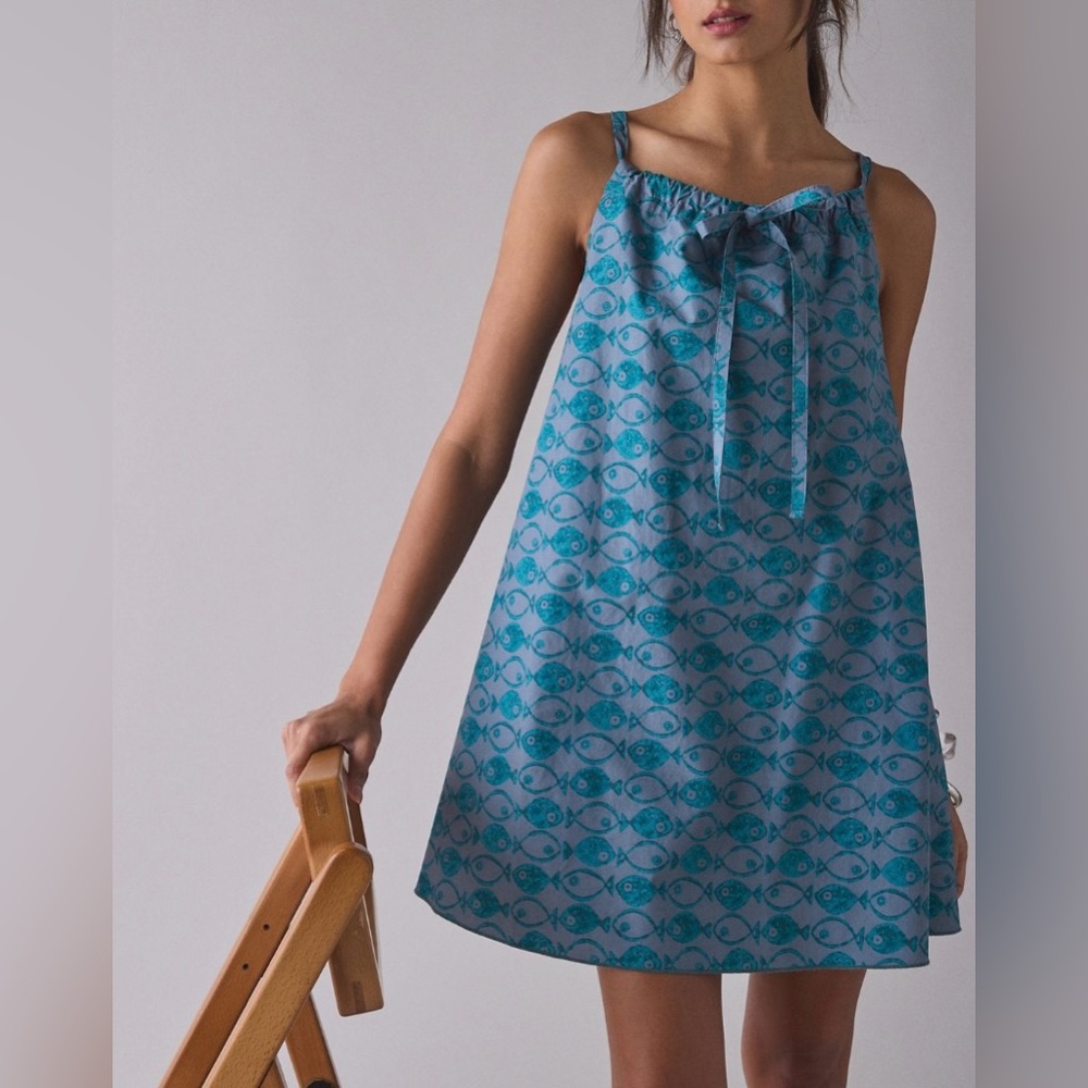 🟤NWT BDG Eva Tie-Front Ruched Strap Trapeze
Mini Dress in Blue/Lavender Print